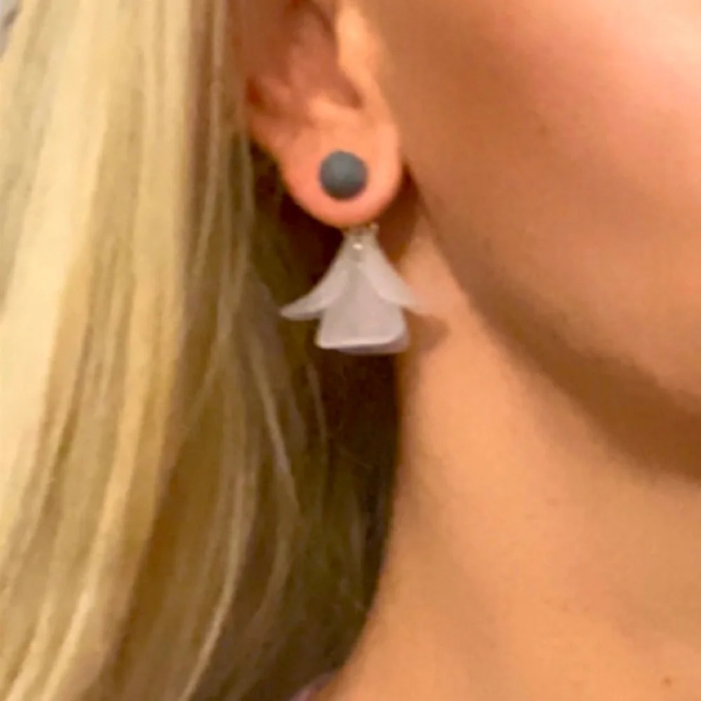 Last! White floral drop acrylic earrings w/ Pearl detail - Picture 3 of 7